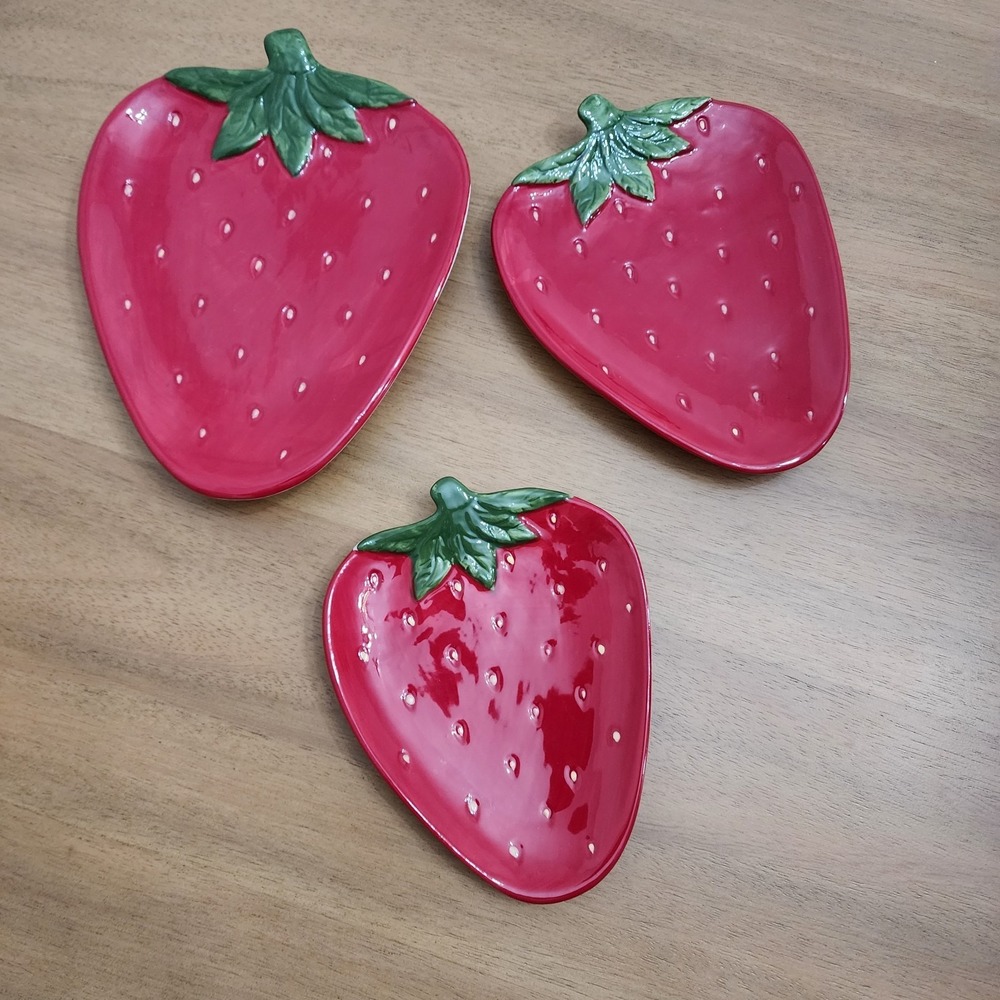 strawberry plates/ trays set‎ of 3 nesting transpac  everyday is a holiday